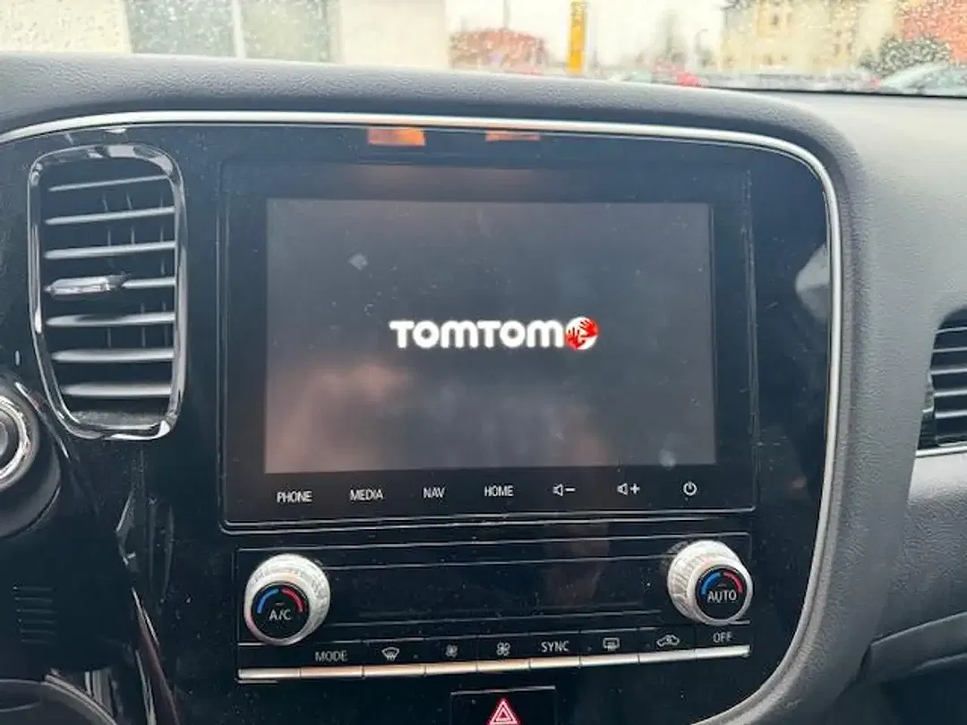 Mitsubishi Outlander PHEV Hybrid 4WD Plus - Thumbnail 9