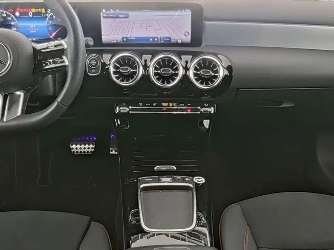 Mercedes-Benz A 180 Edition AMG Line - Thumbnail 4