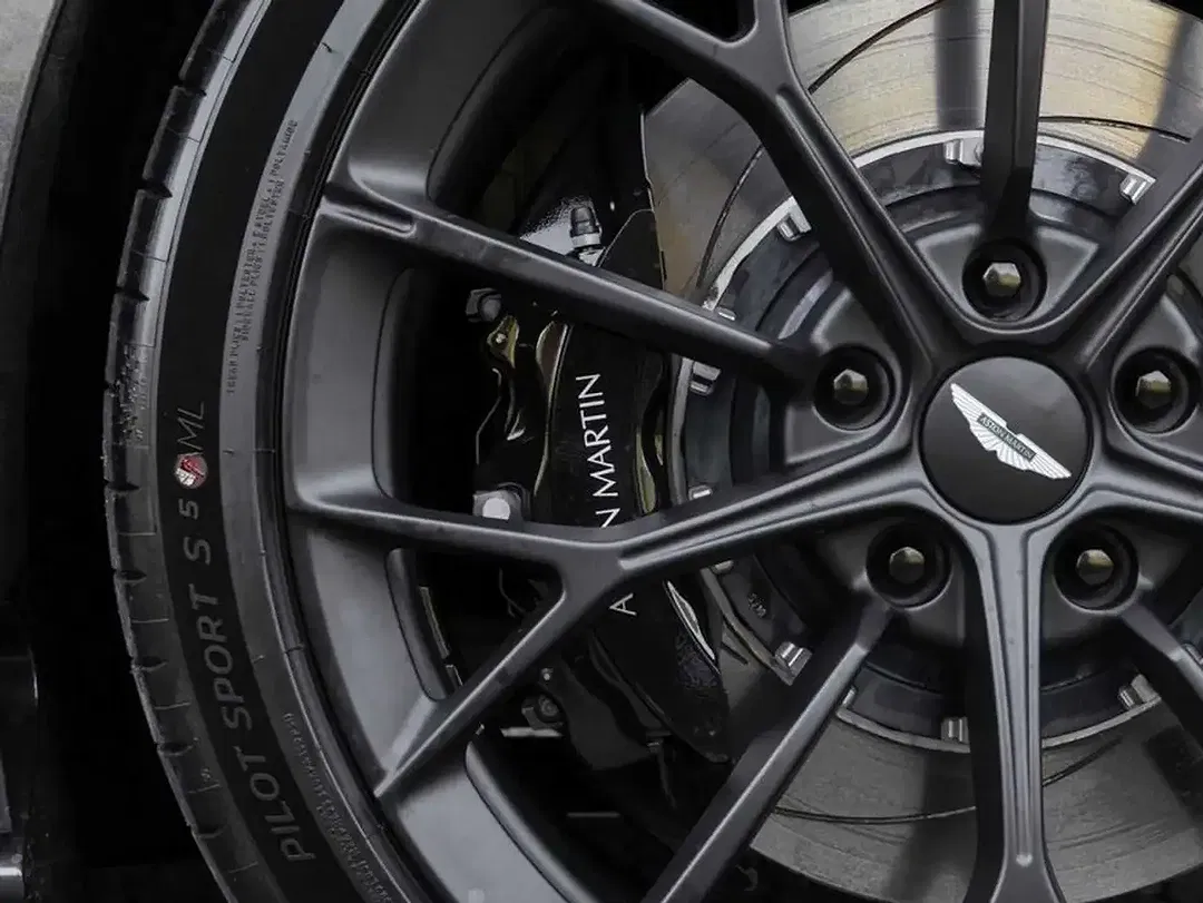 Aston Martin DB12 Coupe - Thumbnail 10