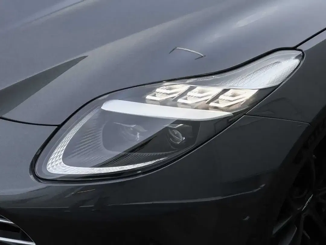 Aston Martin DB12 Coupe - Thumbnail 11