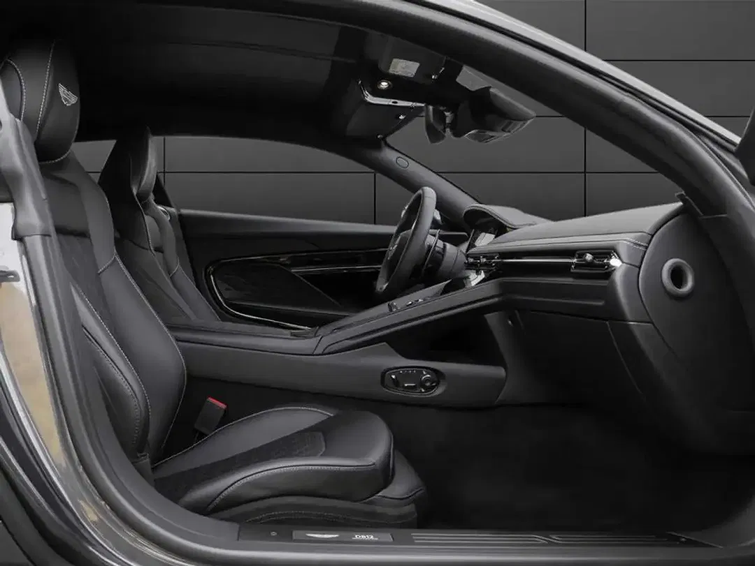 Aston Martin DB12 Coupe - foto 15