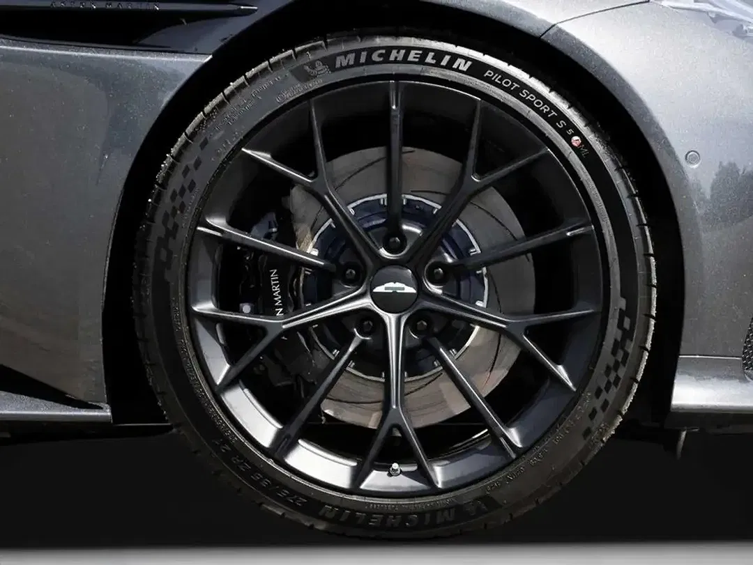 Aston Martin DB12 Coupe - Thumbnail 9
