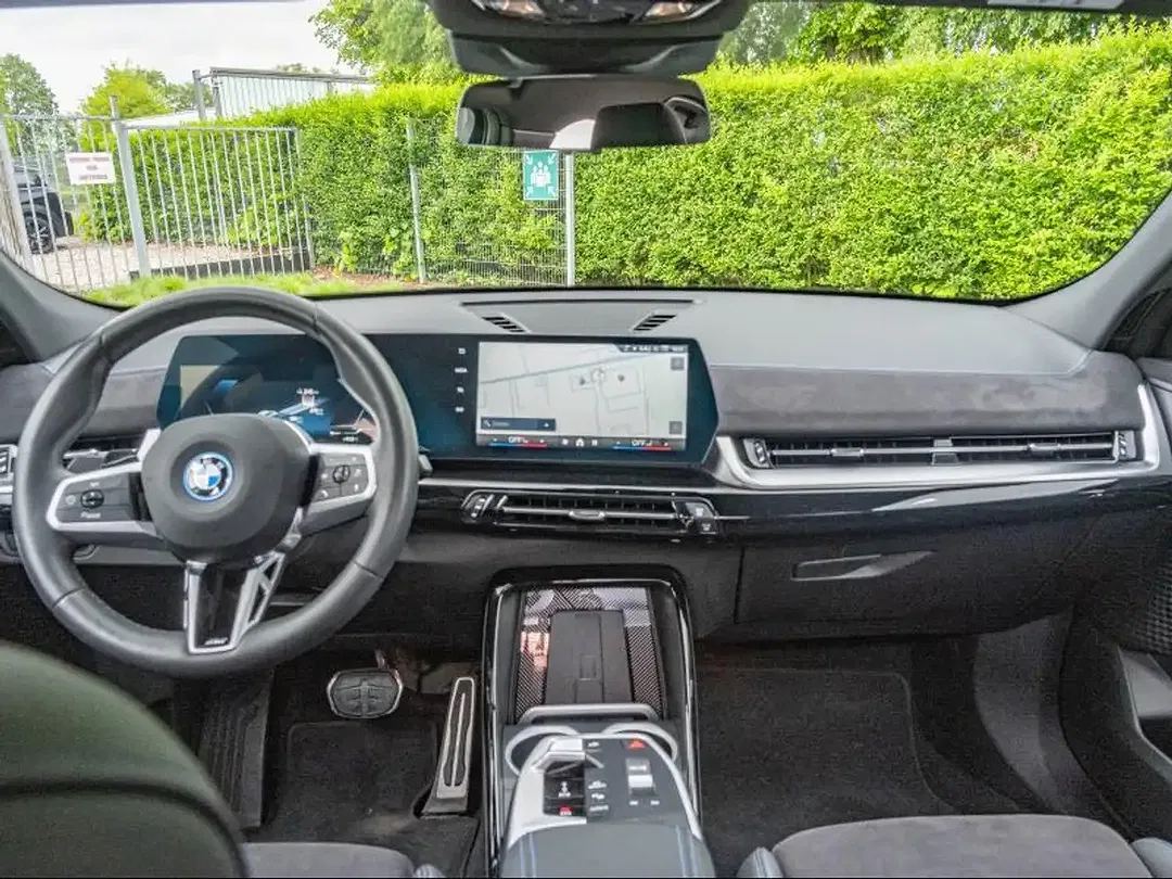 BMW iX2 xDrive M Sport Pro - Thumbnail 4