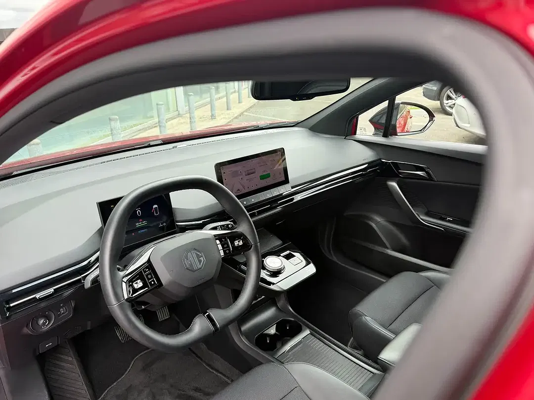 MG MG4 Luxury - Thumbnail 14