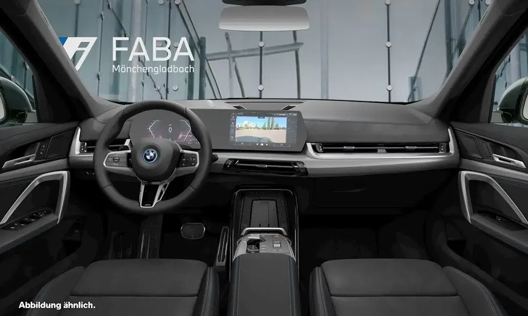 BMW iX1 xDrive M - Thumbnail 3