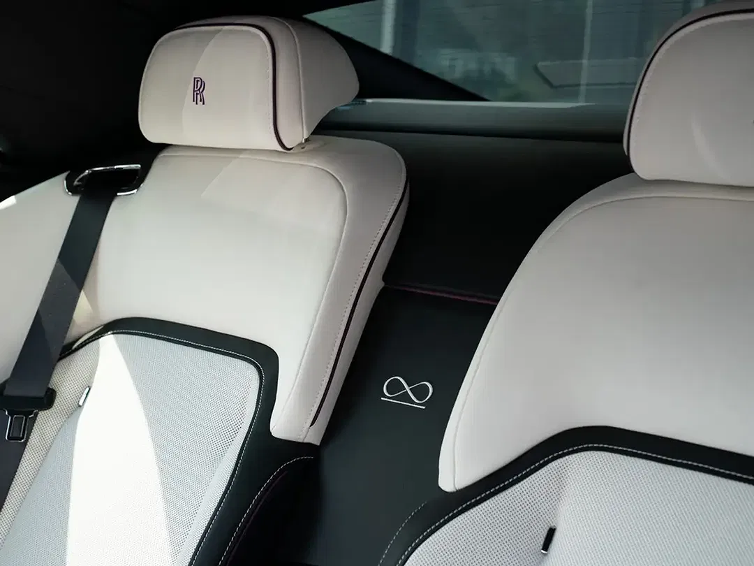Rolls-Royce Spectre Black Badge - Thumbnail 14