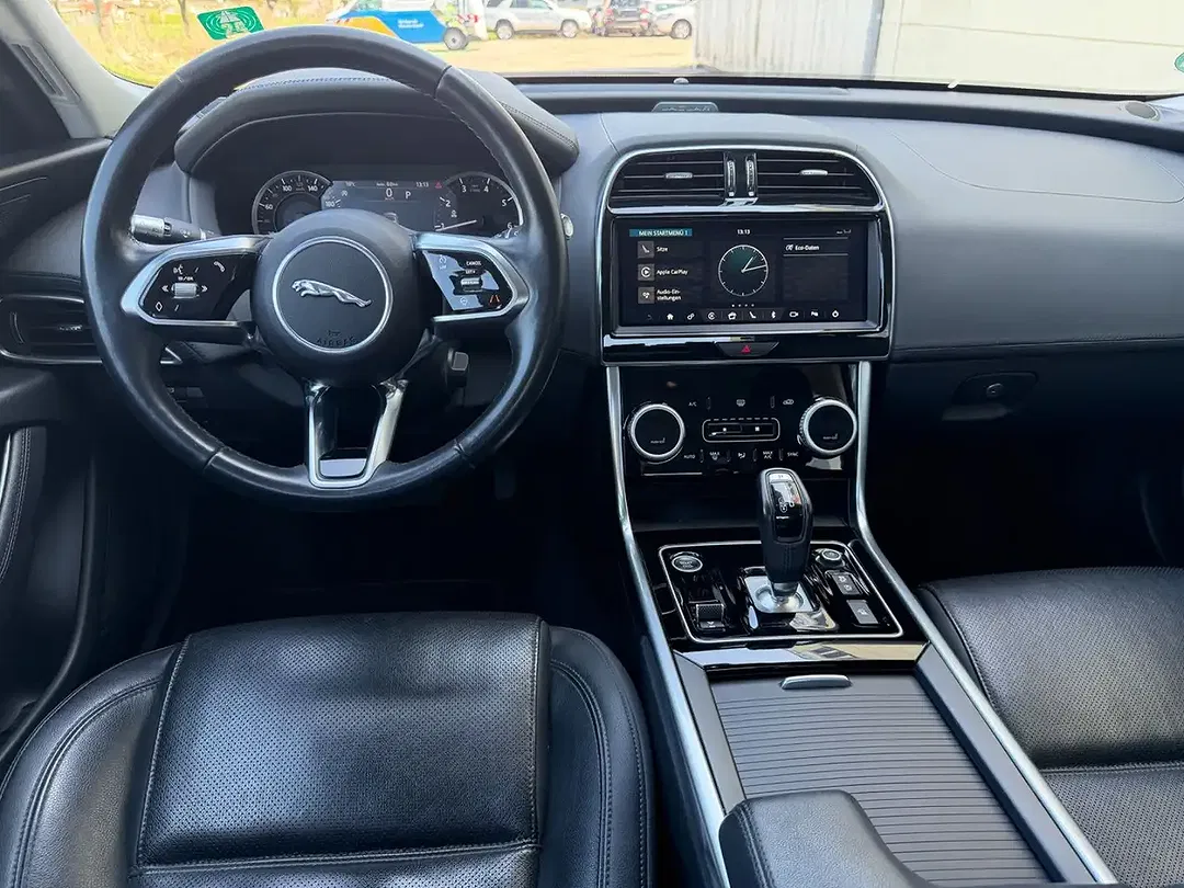 Jaguar XE S - Thumbnail 11