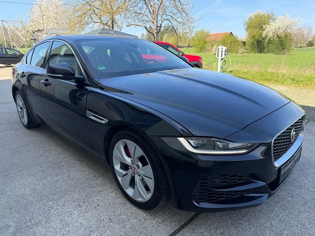 Jaguar XE S - Thumbnail 3