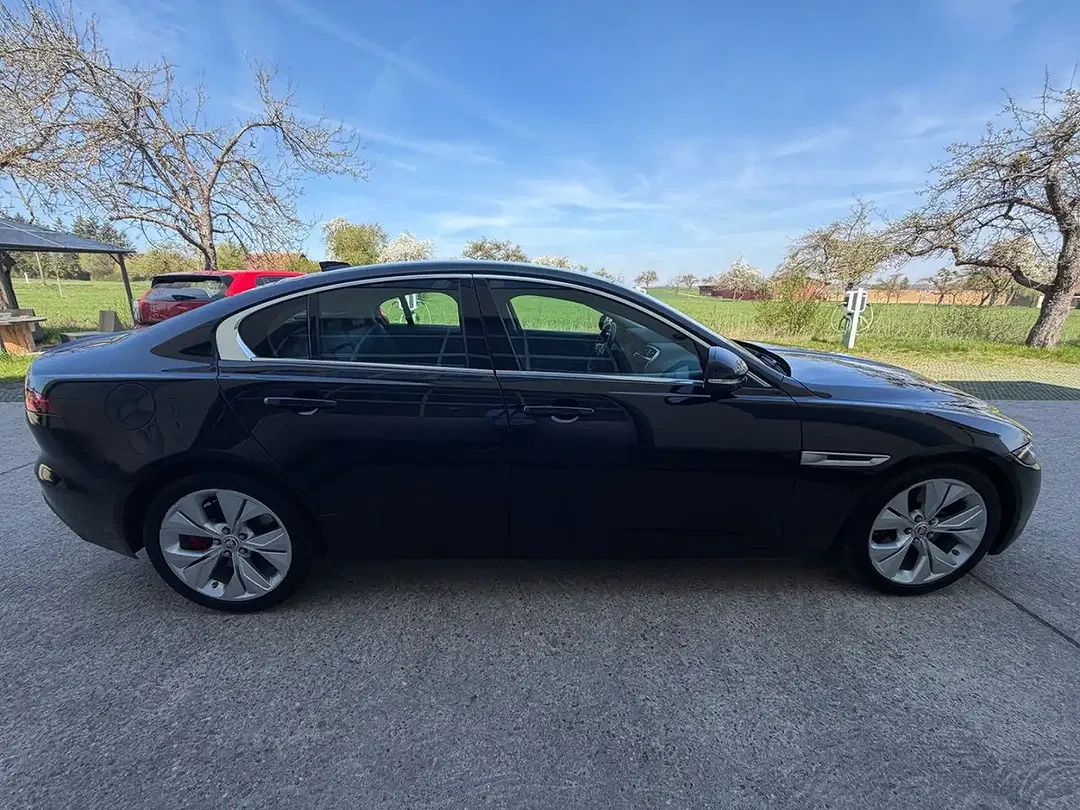 Jaguar XE S - Thumbnail 4