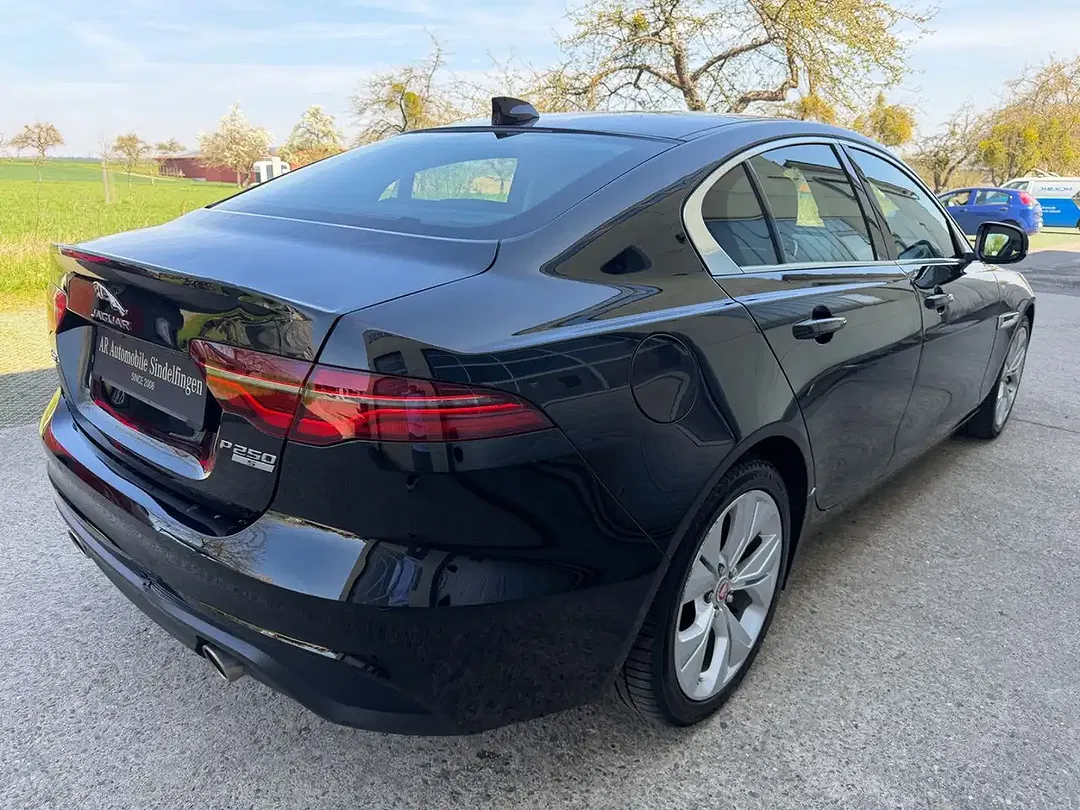 Jaguar XE S - Thumbnail 5