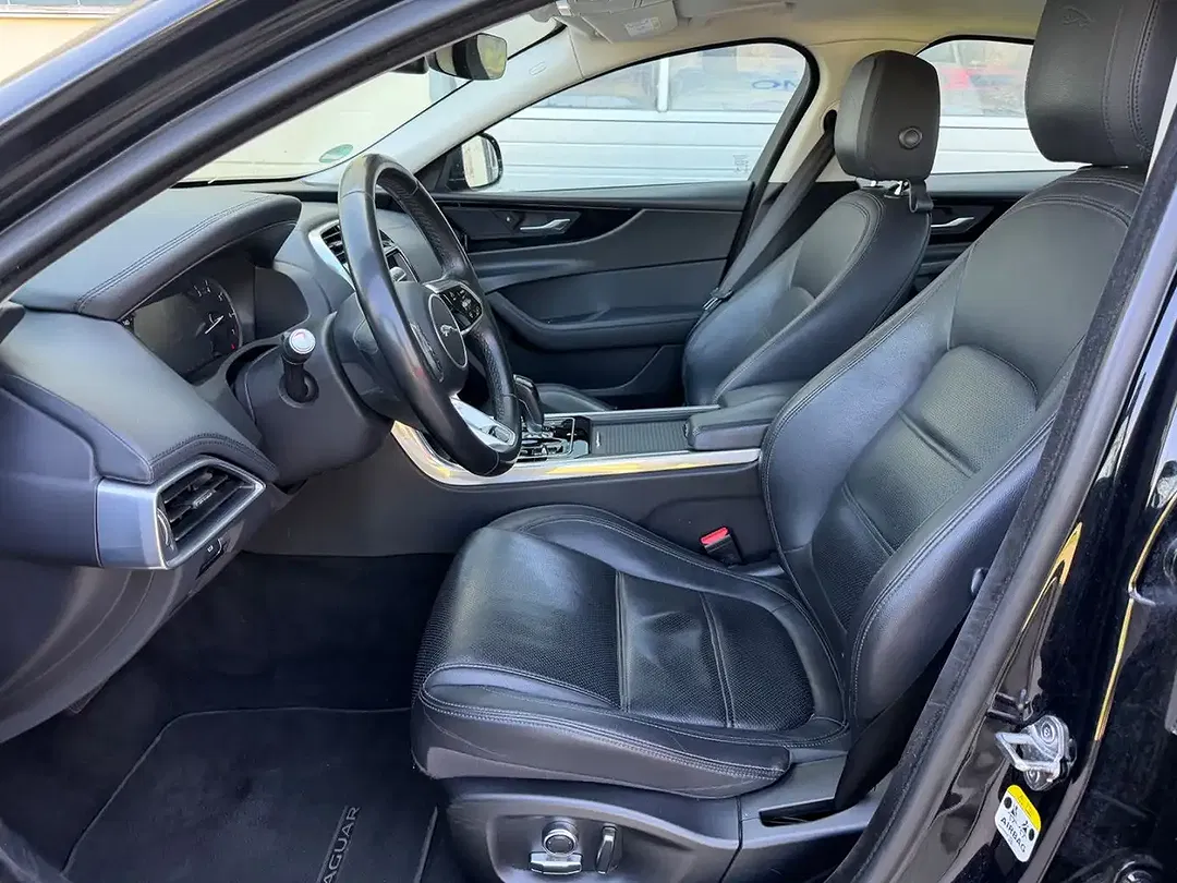 Jaguar XE S - Thumbnail 9