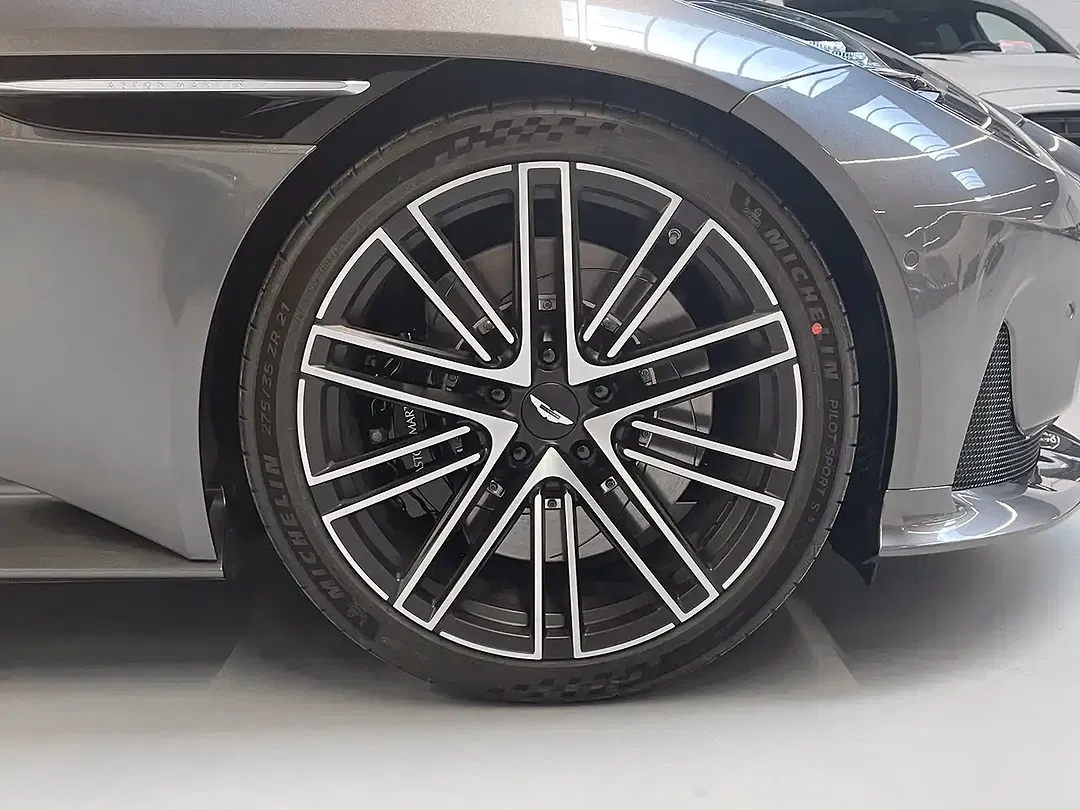 Aston Martin DB12 Volante - Thumbnail 9