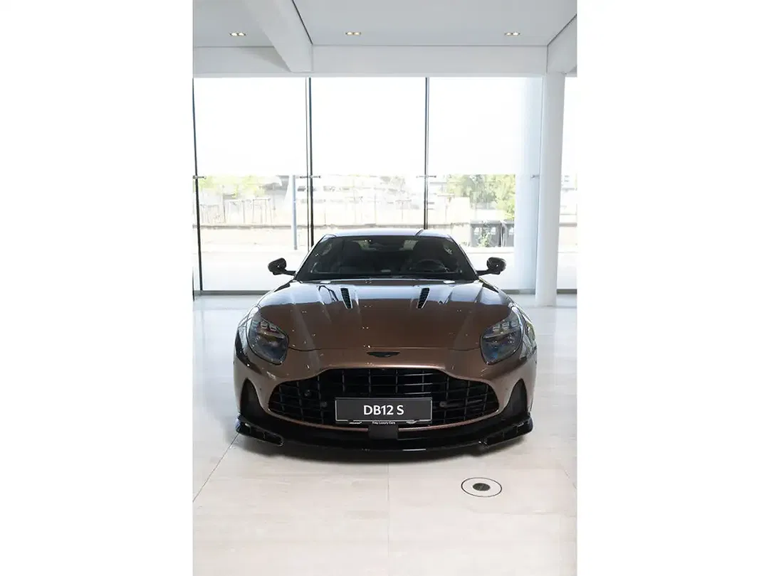 Aston Martin DB12 S Coupe - Thumbnail 3