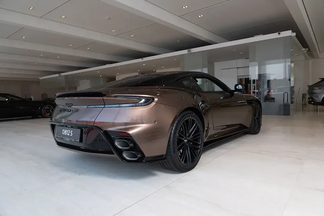 Aston Martin DB12 S Coupe - Thumbnail 4