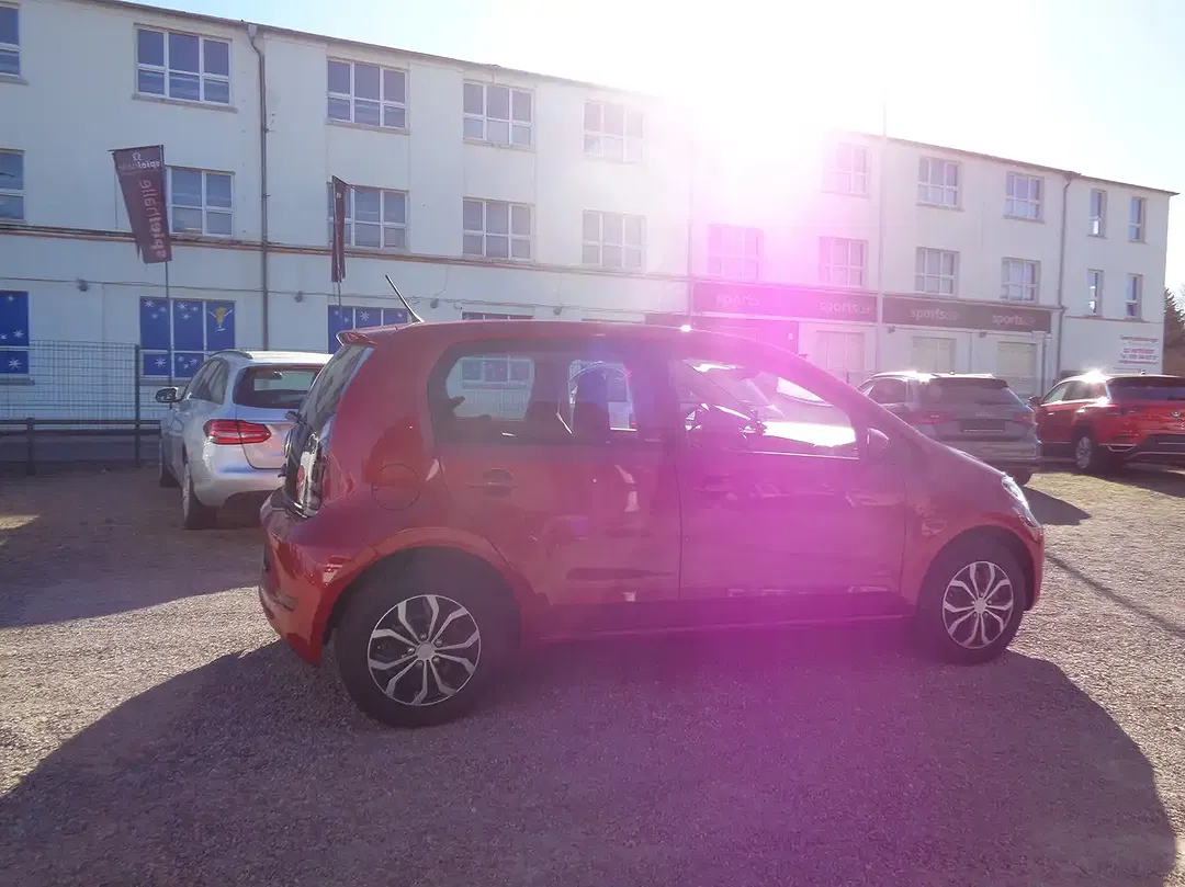 Volkswagen up! Active - Thumbnail 3