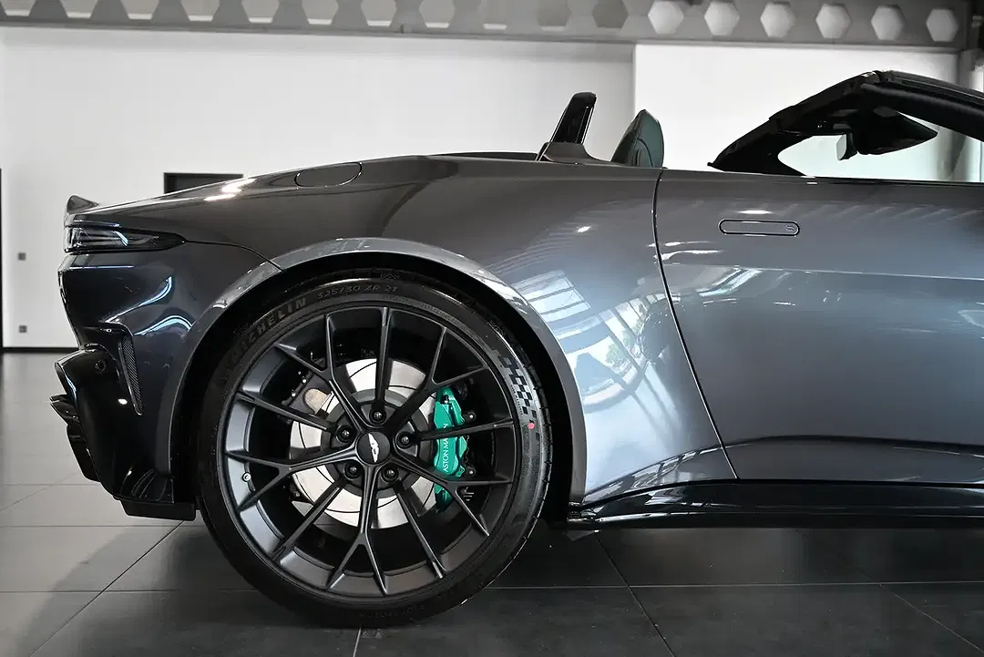 Aston Martin V8 Roadster - Thumbnail 13
