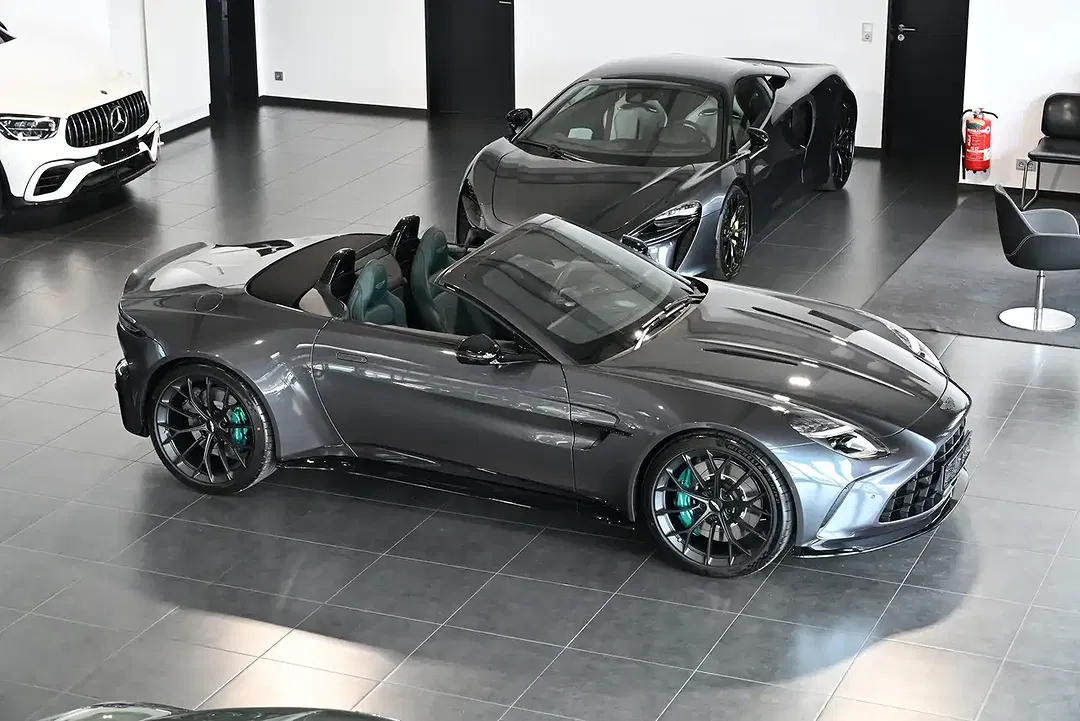 Aston Martin V8 Roadster - Thumbnail 3