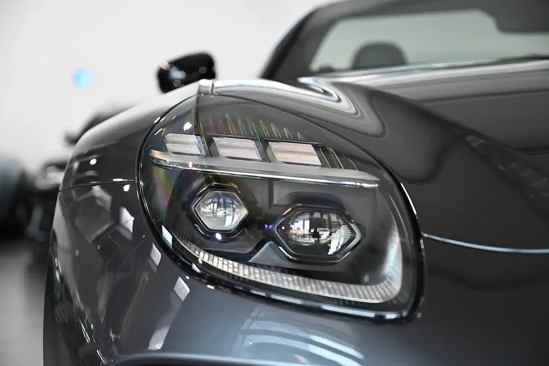 Aston Martin V8 Roadster - Thumbnail 6