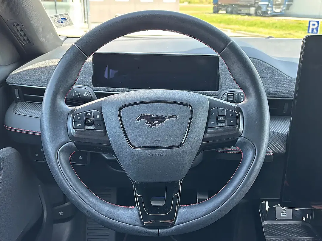 Ford Mustang Mach-E 4x4 - Thumbnail 12