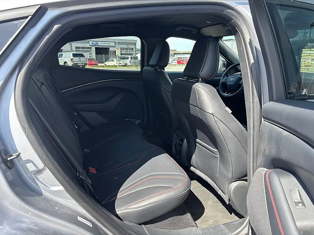 Ford Mustang Mach-E 4x4 - Thumbnail 13