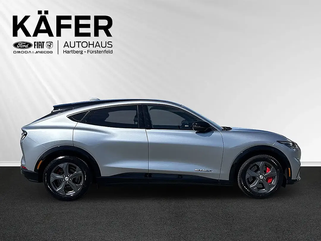 Ford Mustang Mach-E 4x4 - Thumbnail 5