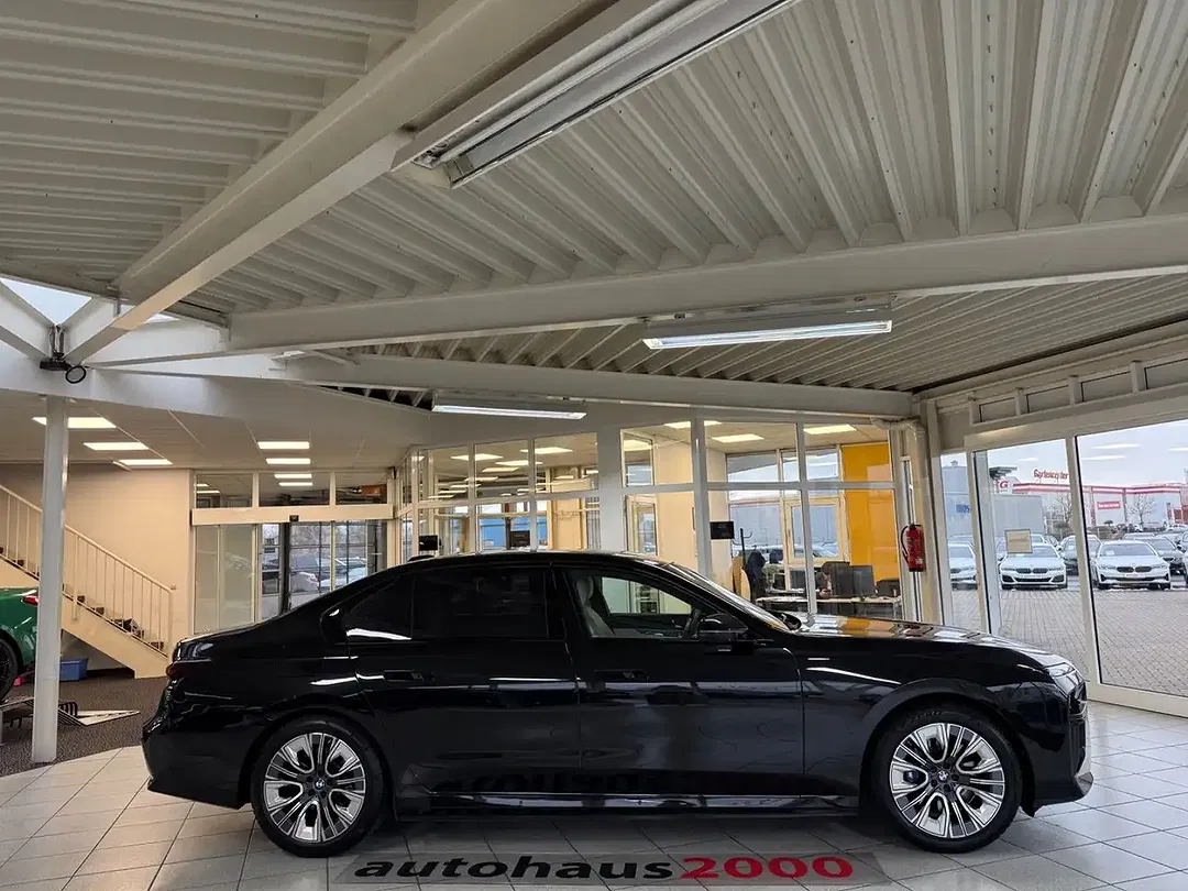 BMW 750 xDrive M Executive Pro - Thumbnail 2