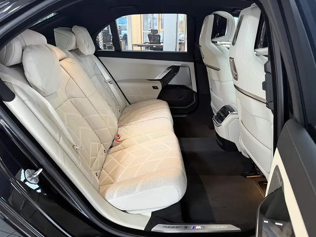 BMW 750 xDrive M Executive Pro - Thumbnail 9