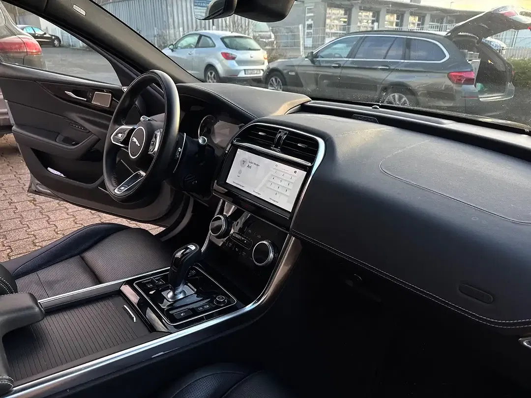 Jaguar XE R-Dynamic Black - Thumbnail 12