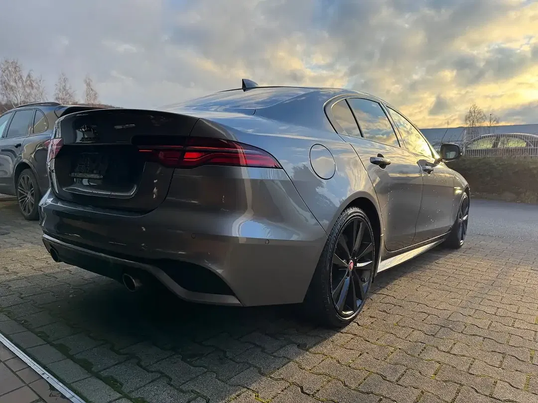Jaguar XE R-Dynamic Black - Thumbnail 3