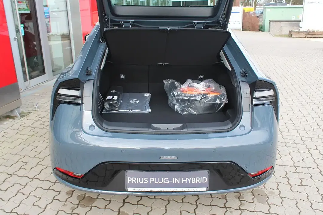 Toyota Prius PHEV Executive - Thumbnail 11