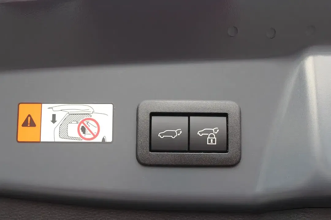 Toyota Prius PHEV Executive - Thumbnail 12
