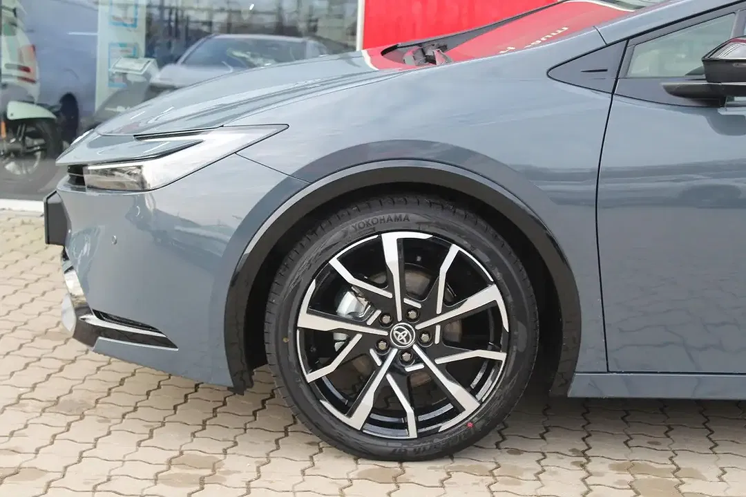 Toyota Prius PHEV Executive - Thumbnail 3