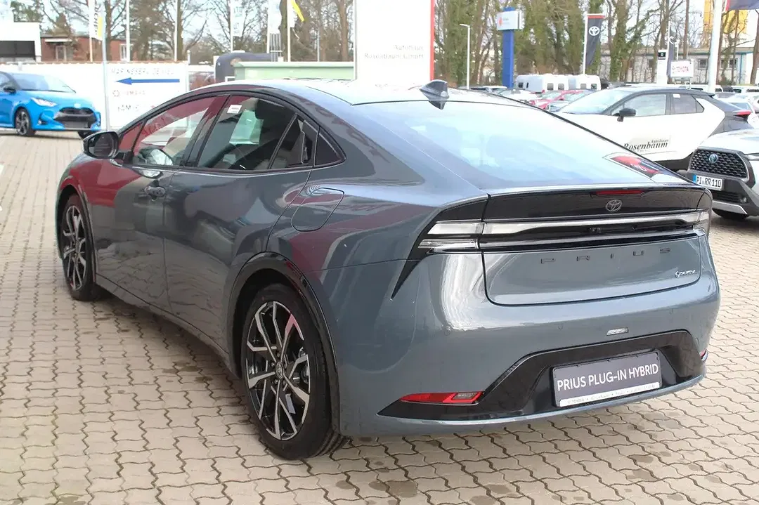 Toyota Prius PHEV Executive - Thumbnail 4