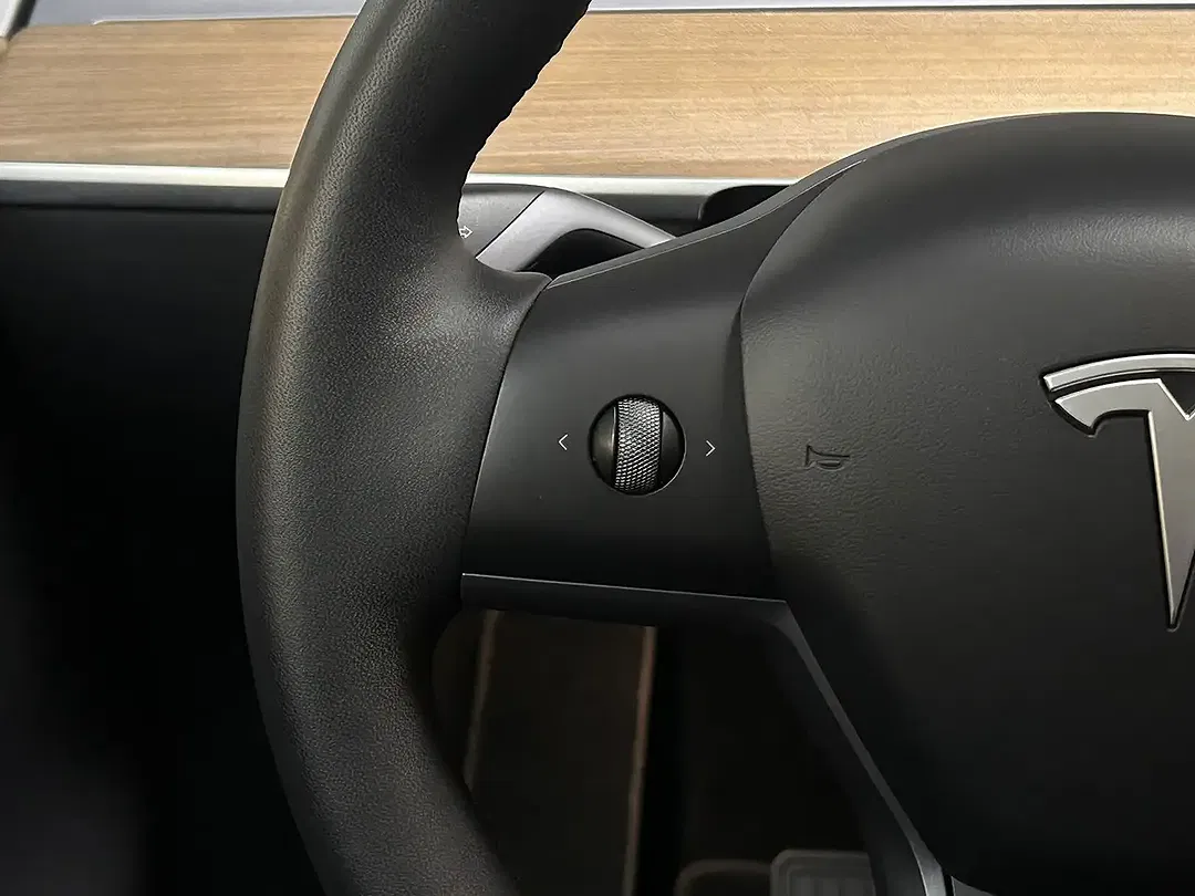 Tesla Model Y AWD Dual Motor Long Range - Thumbnail 16