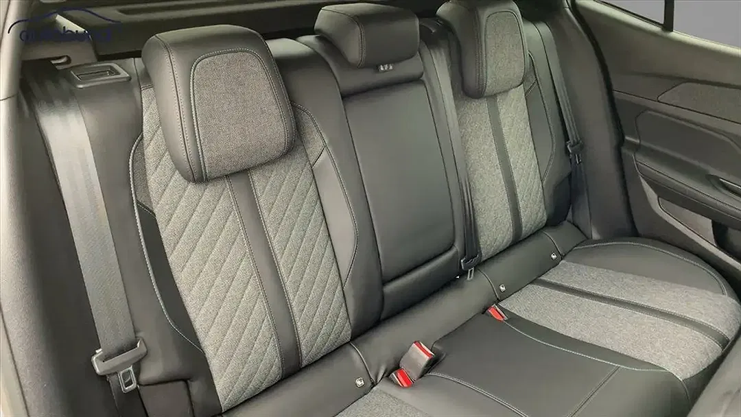 Peugeot 408 180 PHEV Allure - Thumbnail 4