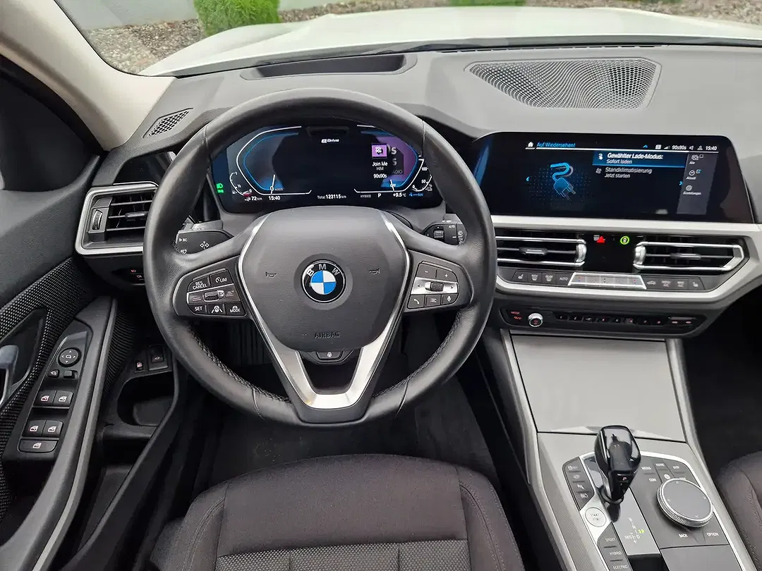 BMW 330 xDrive Advantage - Thumbnail 9