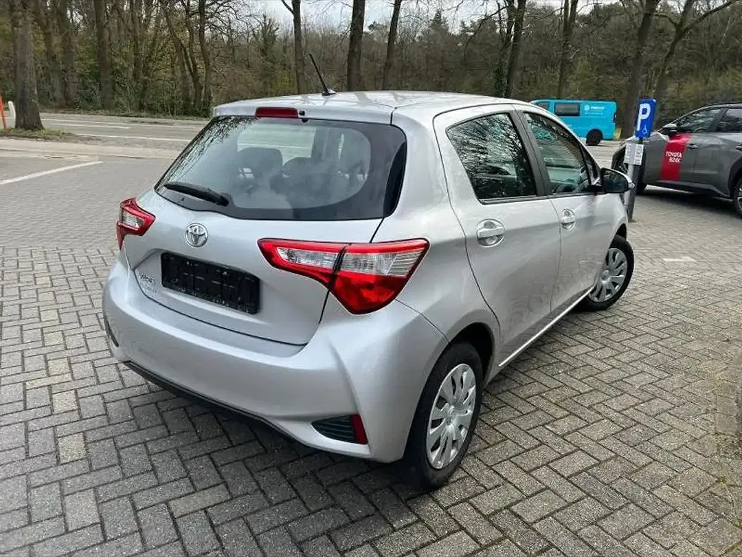 Toyota Yaris - Thumbnail 3