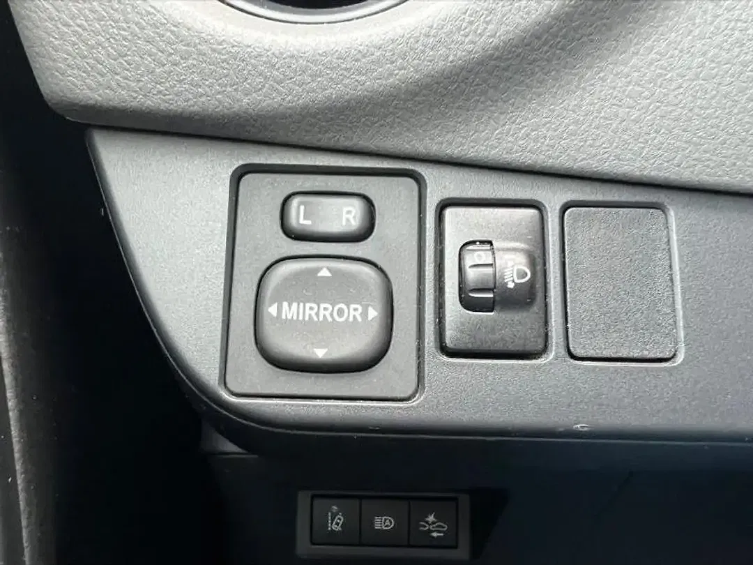 Toyota Yaris - Thumbnail 9
