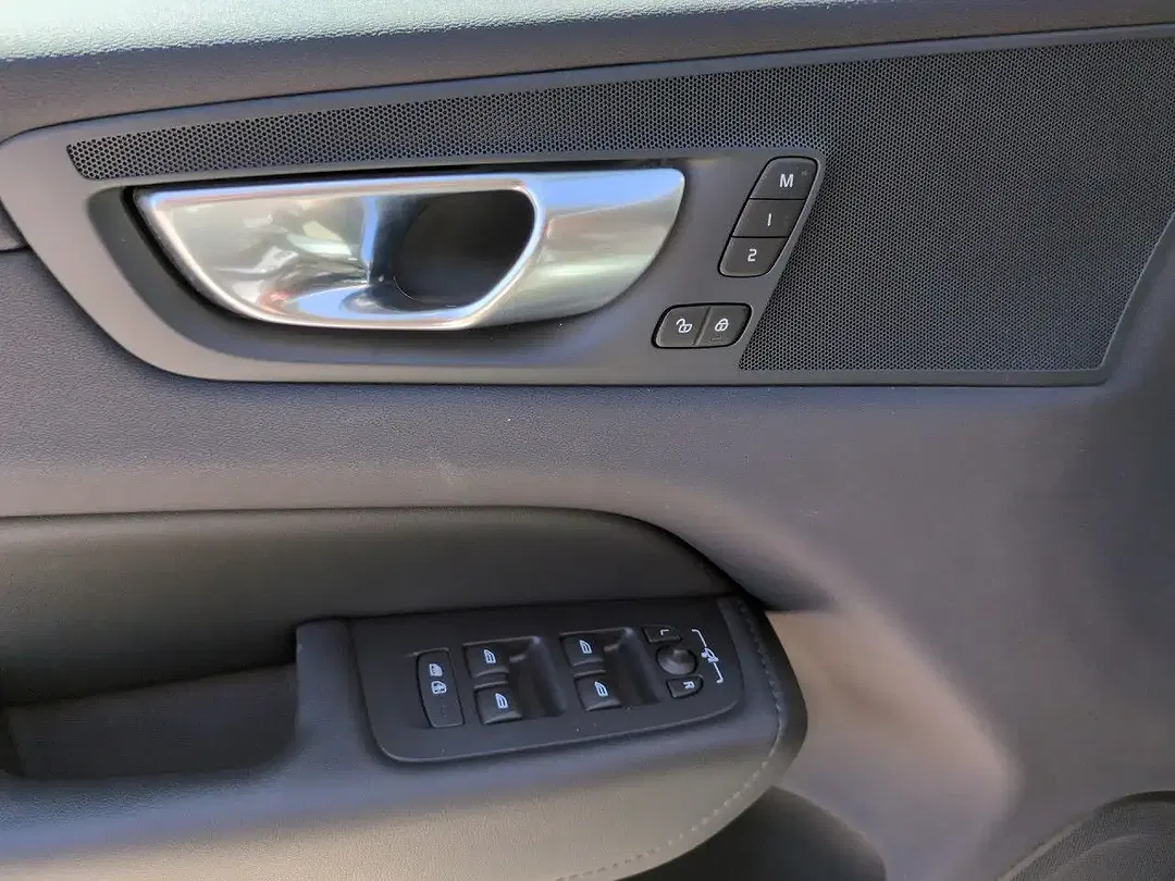 Volvo XC60 Plus Dark - Thumbnail 10