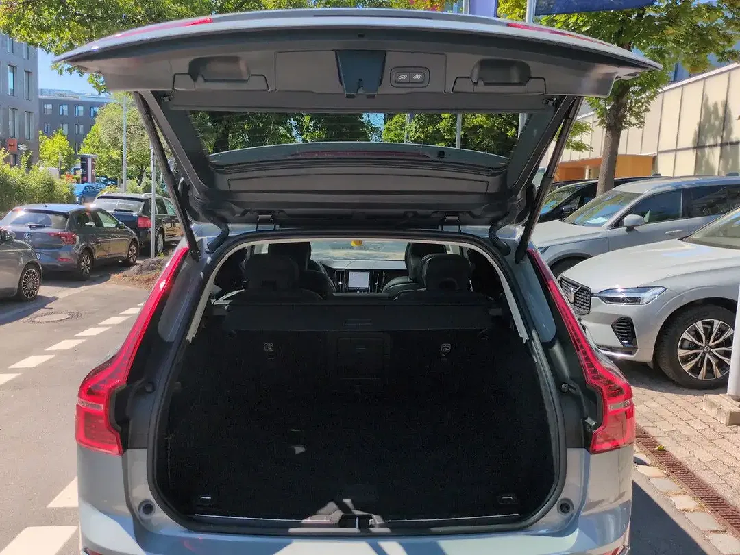 Volvo XC60 Plus Dark - Thumbnail 23