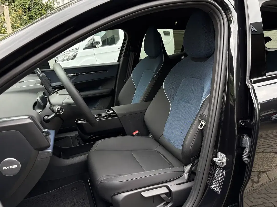 Volvo EX30 Twin Motor Plus Black Edition - Thumbnail 10