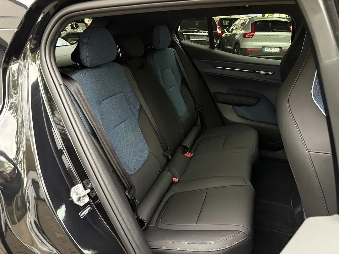 Volvo EX30 Twin Motor Plus Black Edition - Thumbnail 13