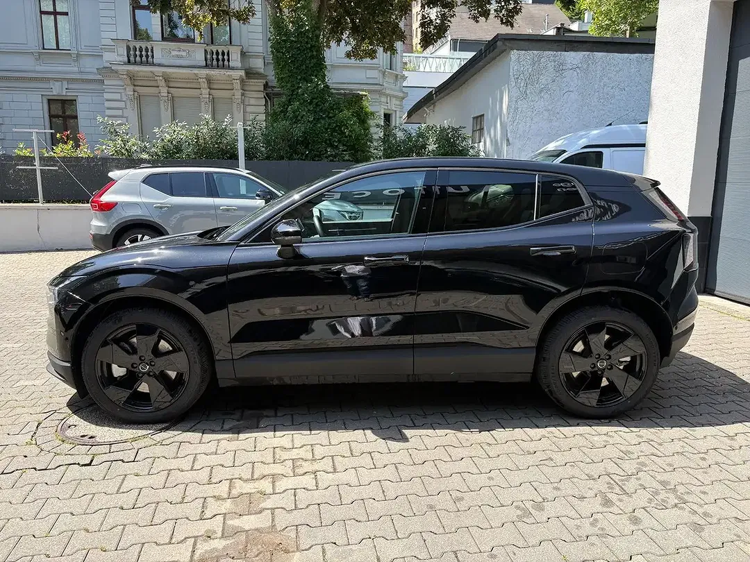 Volvo EX30 Twin Motor Plus Black Edition - Thumbnail 3