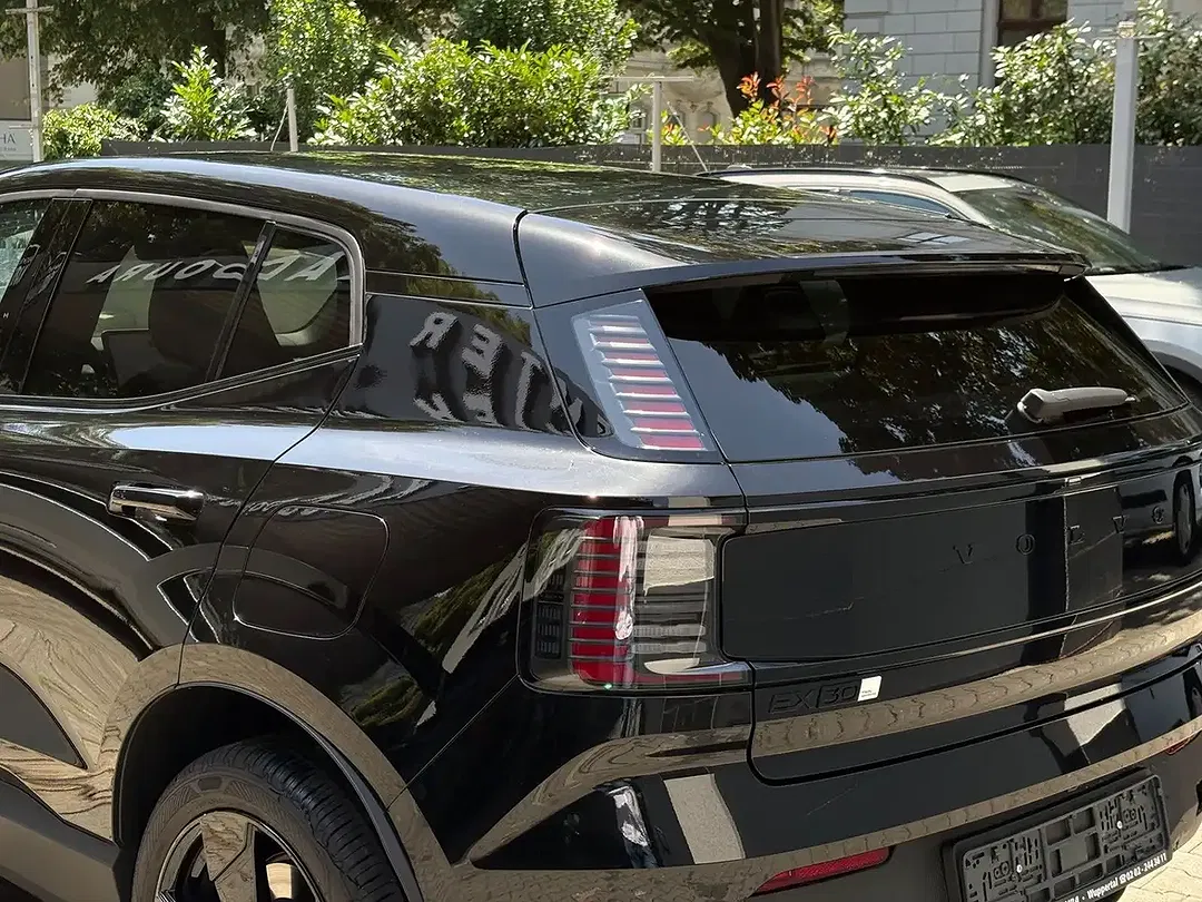 Volvo EX30 Twin Motor Plus Black Edition - Thumbnail 4