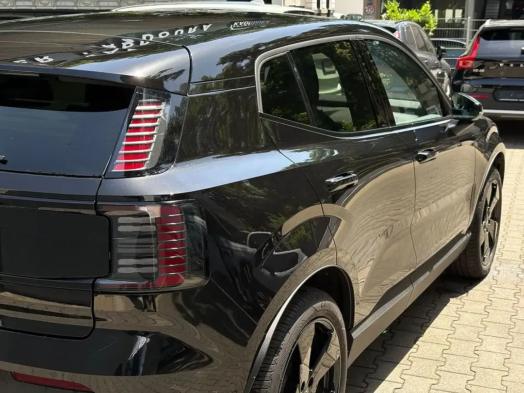 Volvo EX30 Twin Motor Plus Black Edition - Thumbnail 5