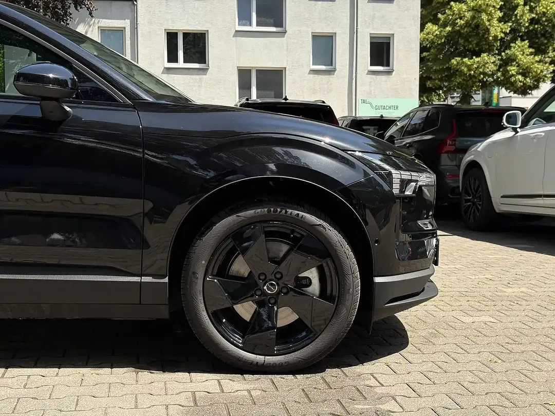 Volvo EX30 Twin Motor Plus Black Edition - Thumbnail 7
