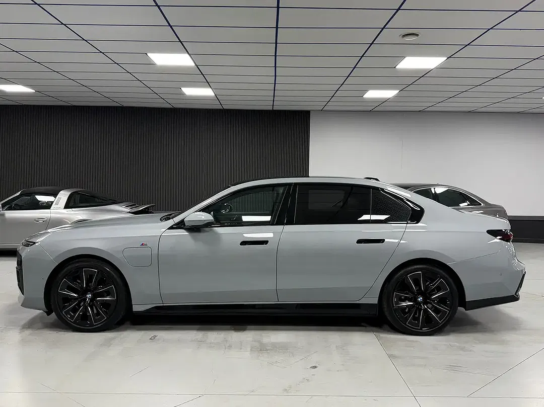 BMW 750 PHEV Pro - Thumbnail 4