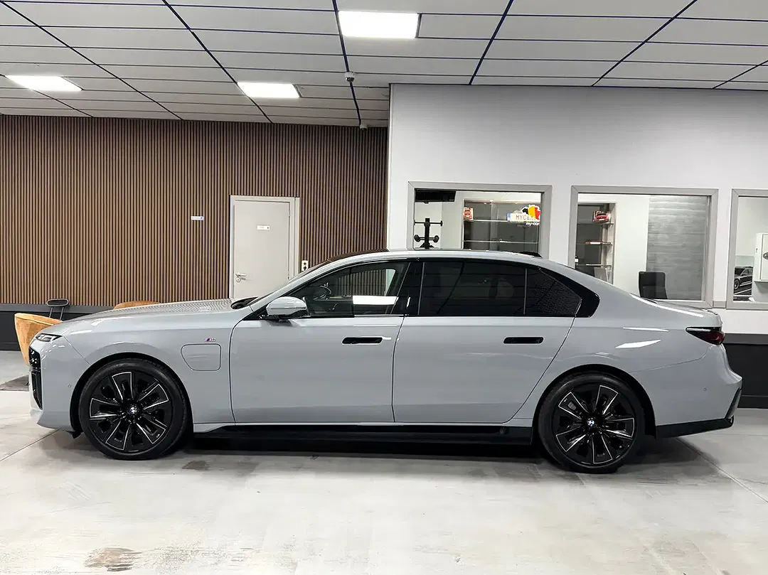 BMW 750 PHEV Pro - Thumbnail 8