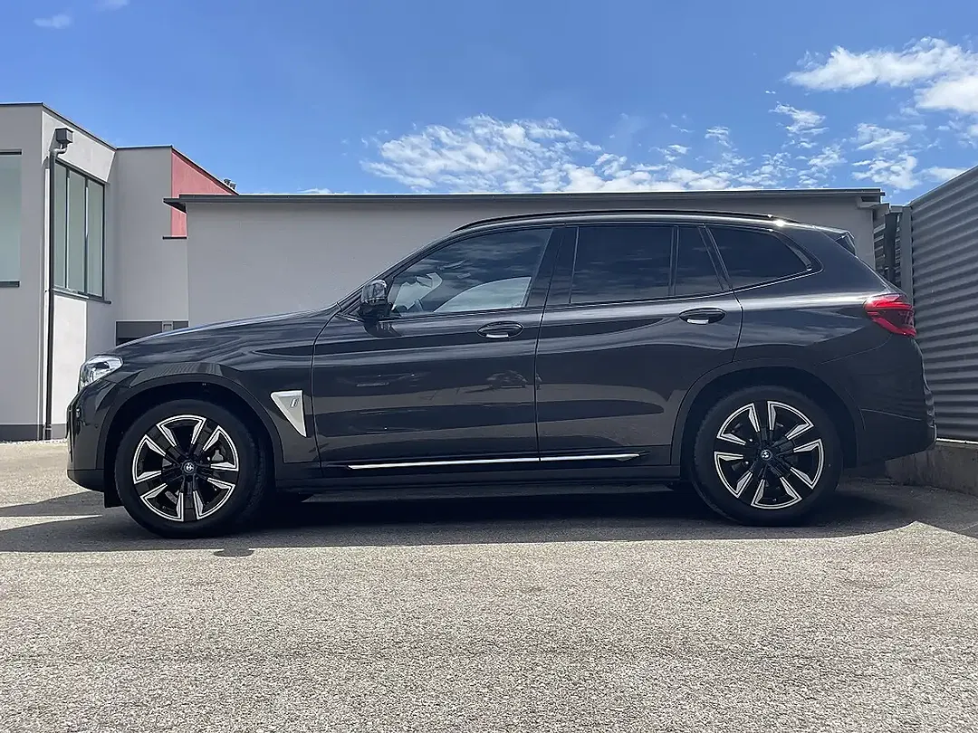 BMW iX3 - Thumbnail 7