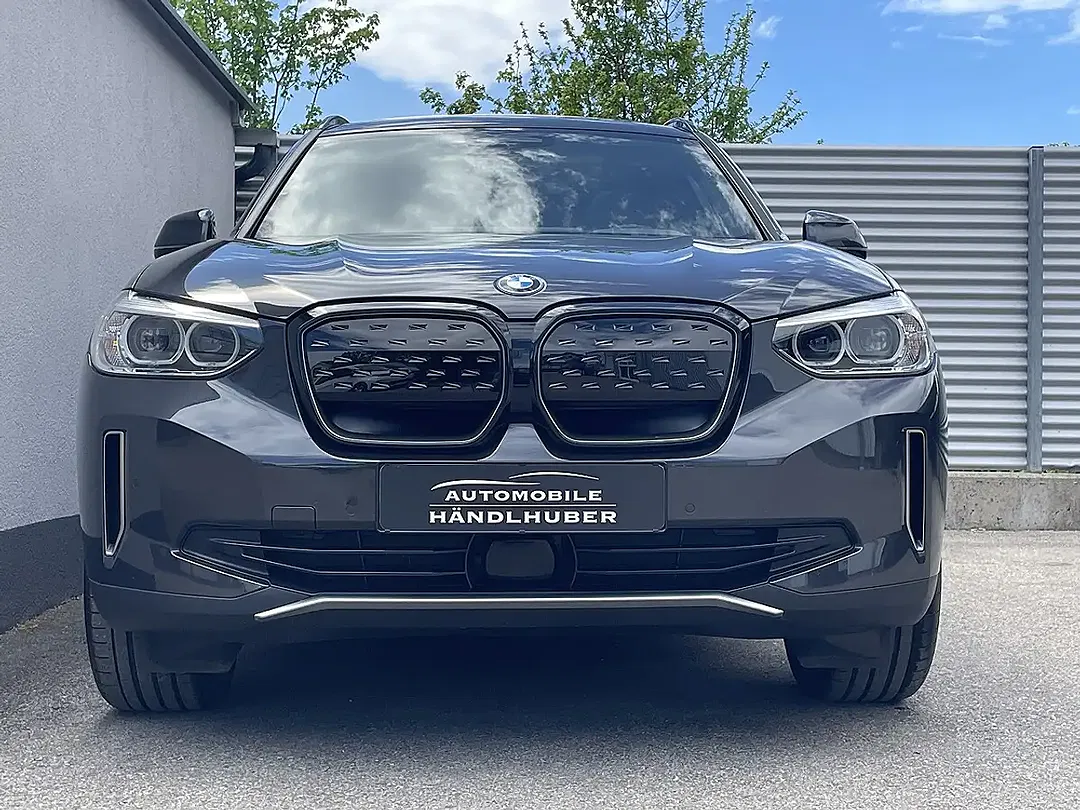BMW iX3 - Thumbnail 4